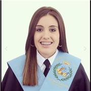 Profesora que imparte clase a todos los niños